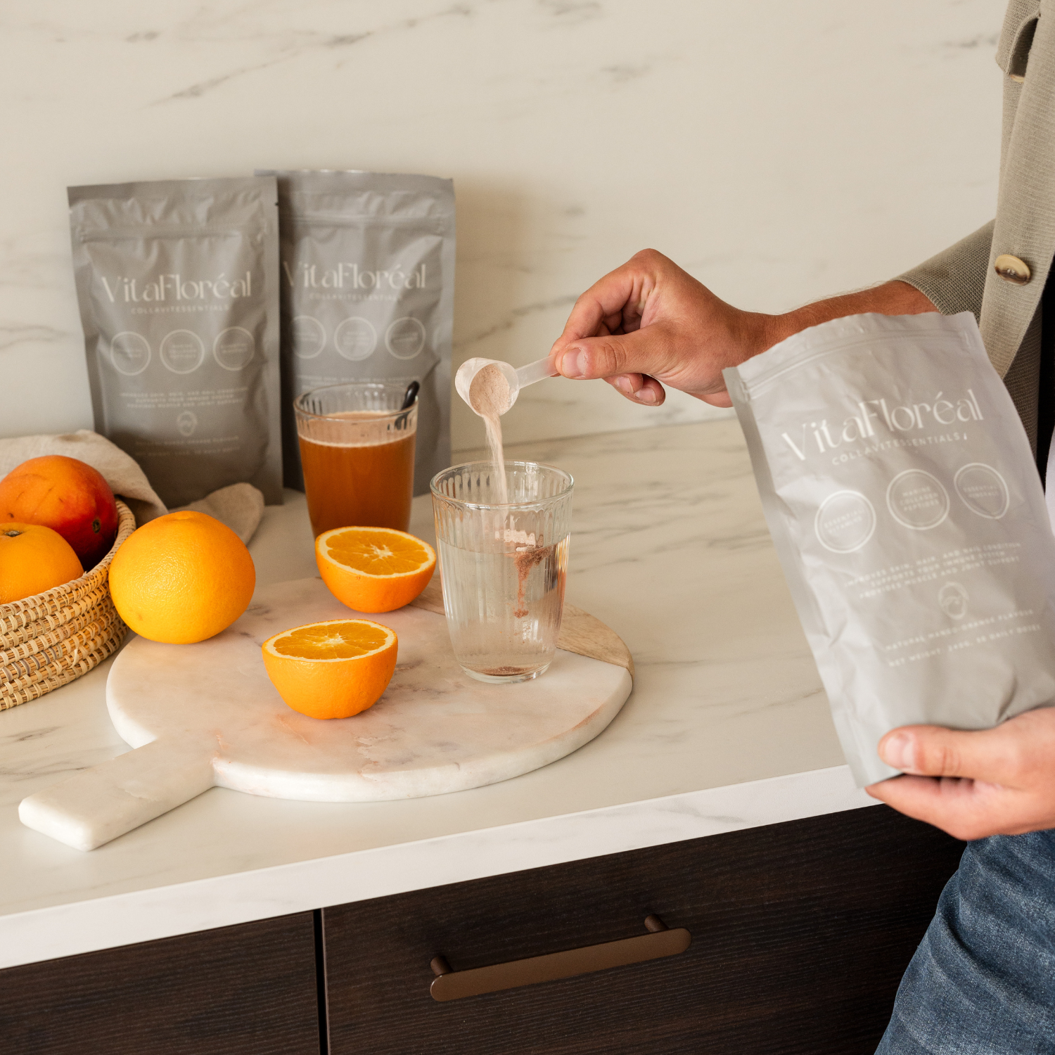 Een ontspannen ochtendmoment – een man voegt CollaVitEssentials toe aan een glas water voor een krachtige start van de dag.