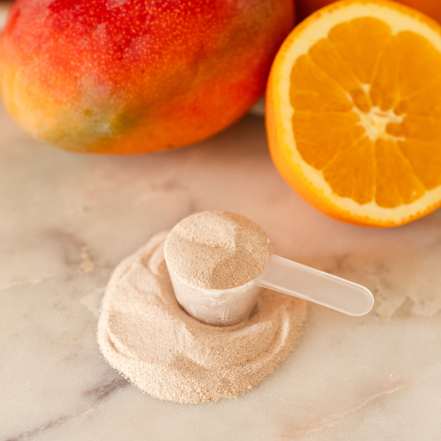 CollaVitEssentials collageen poeder – één scoop met mango- en sinaasappelsmaak, rijk aan 6300 mg Peptan®F marine collageen voor een stralende huid en soepele gewrichten.